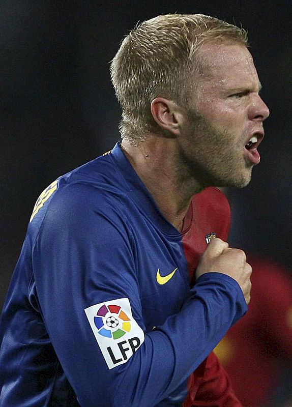 El tercer tanto, conseguido por Eidur Gudjohnsen, en el minuto 80, aseguró la victoria del F.C. Barcelona.