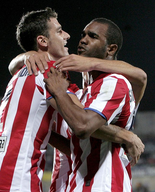 El delantero del Atlético de Madrid, Sinama Pongolle, celebra el primer gol de su equipo, del que fue autor.