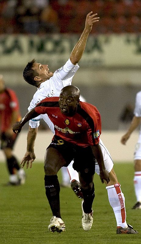 Pierre Achille "Webó", del Mallorca, y autor del primer gol de su equipo, puga por el balón con el defensa del CD Numancia, Juan Ramón Cabrera "Juanra".
