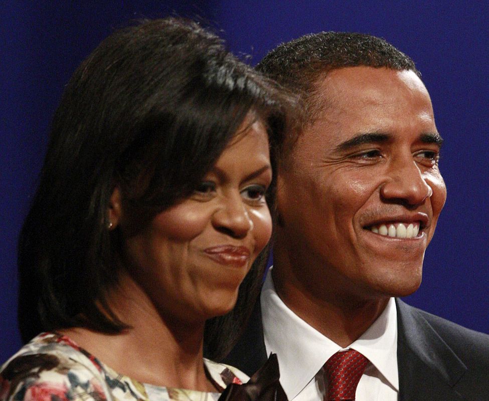 El senador Barack Obama con su mujer, Michelle, al término del debate