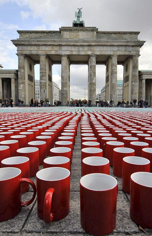 MÁS DE 70 MIL TAZAS DE CAFE ADORNAN LA PUERTA DE BRANDENBURGO