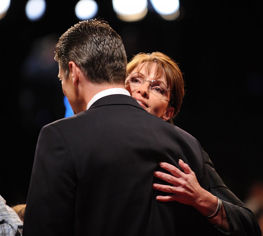 Sarah Palin saluda a su marido tras el debate