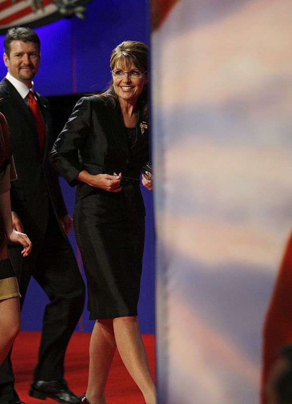 La candidata republicana abandona junto a su marido Todd el escenario del debate.