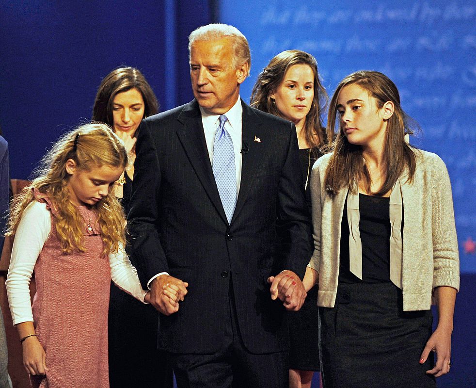 Joe Biden posa con sus hijas tras el cara a cara