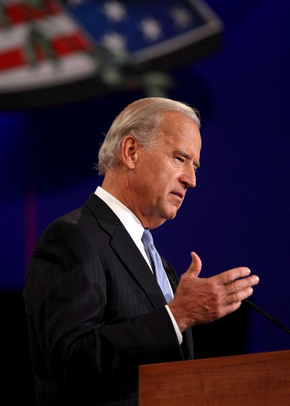 Biden gesticula en un momento del debate con su rival republicana