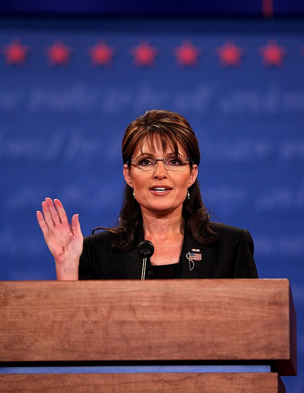 Palin levanta la mano durante el cara a cara mantenido con Biden