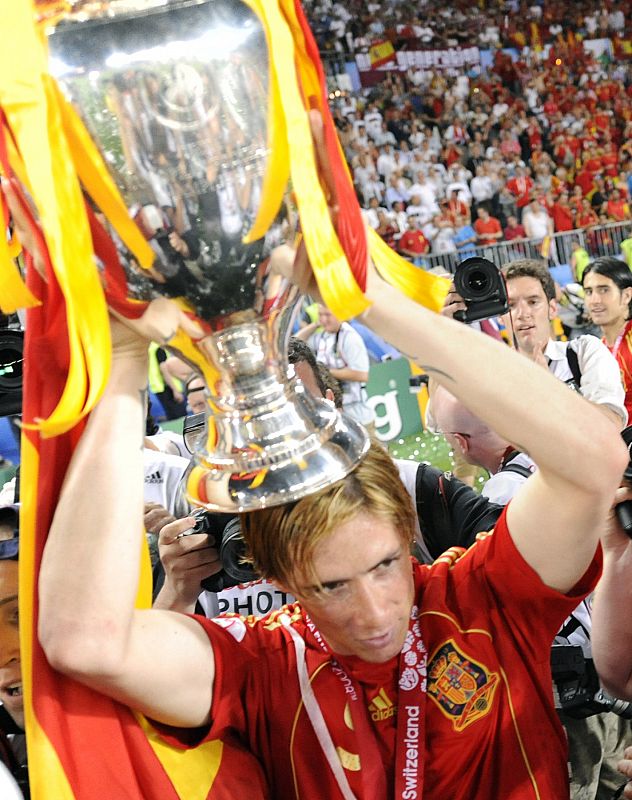 El delantero de la roja festeja la consecución de la Eurocopa tras su gol decisivo ante Alemania.