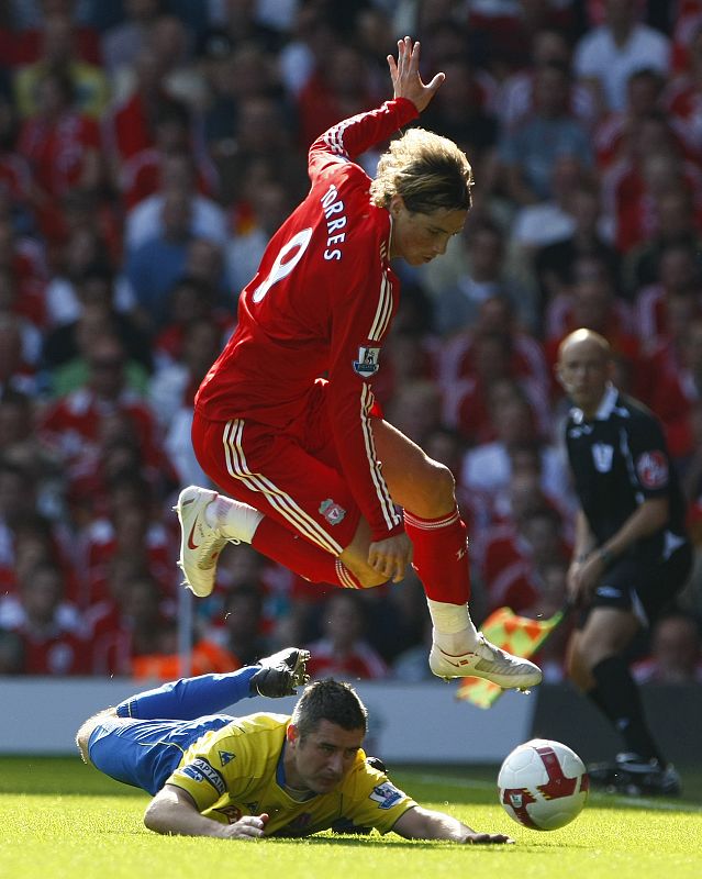 Torres destrozó el récord de Van Nistelrooy y se convirtió en el mejor delantero en debutar en la Premier con un total de 33 goles en toda la temporada.