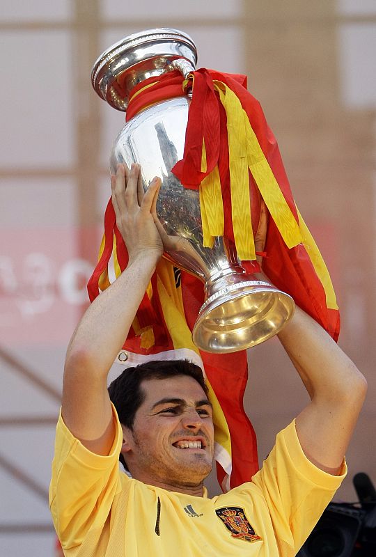 Casillas porta la Copa de Europa conseguida en Austria y Viena en la final ante Alemania.