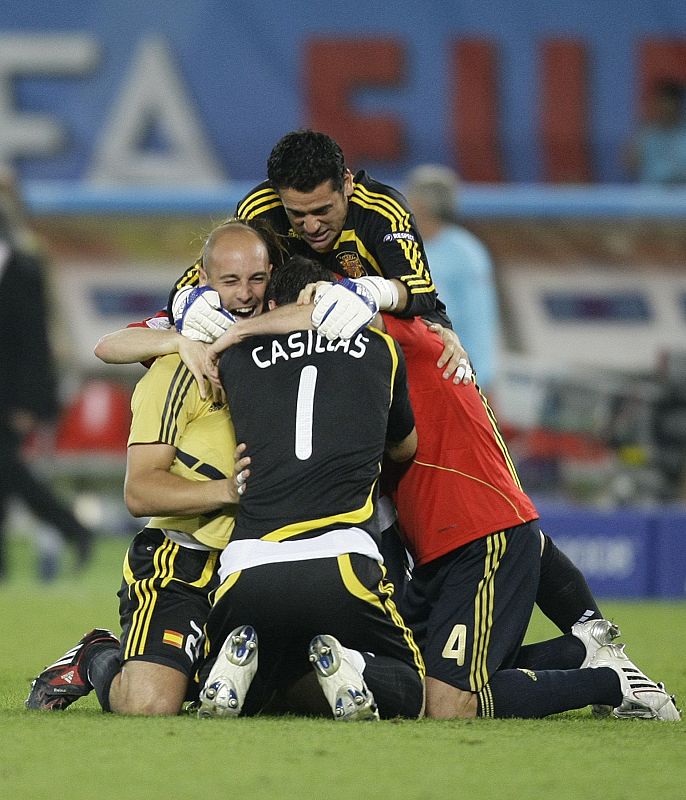 Casillas se abraza a Palop y a Reina tras la consecución de la ansiada Eurocopa ante Alemania.