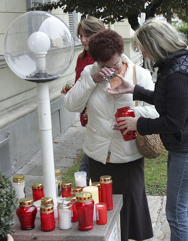 Los vecinos encienden velas
