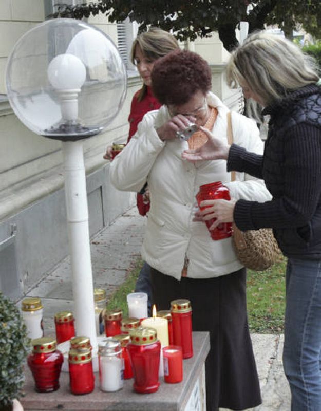 Los vecinos encienden velas