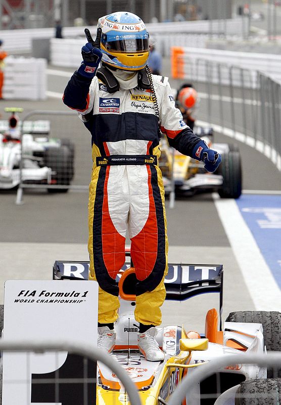 Los incidentes en que se vieron involucrados Massa y Hamilton facilitaron la victoria de un exultante Alonso.