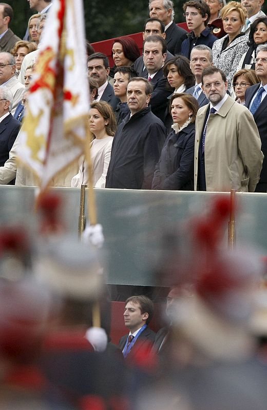 El presidente del PP, Mariano Rajoy, su esposa, Elvira Fernández; los portavoces del PSOE en el Congreso, José Antonio Alonso, y del PP, Soraya Sáenz de Santamaría (d-i), entre otras personalidades, presencia el tradicional desfile militar que tuvo l