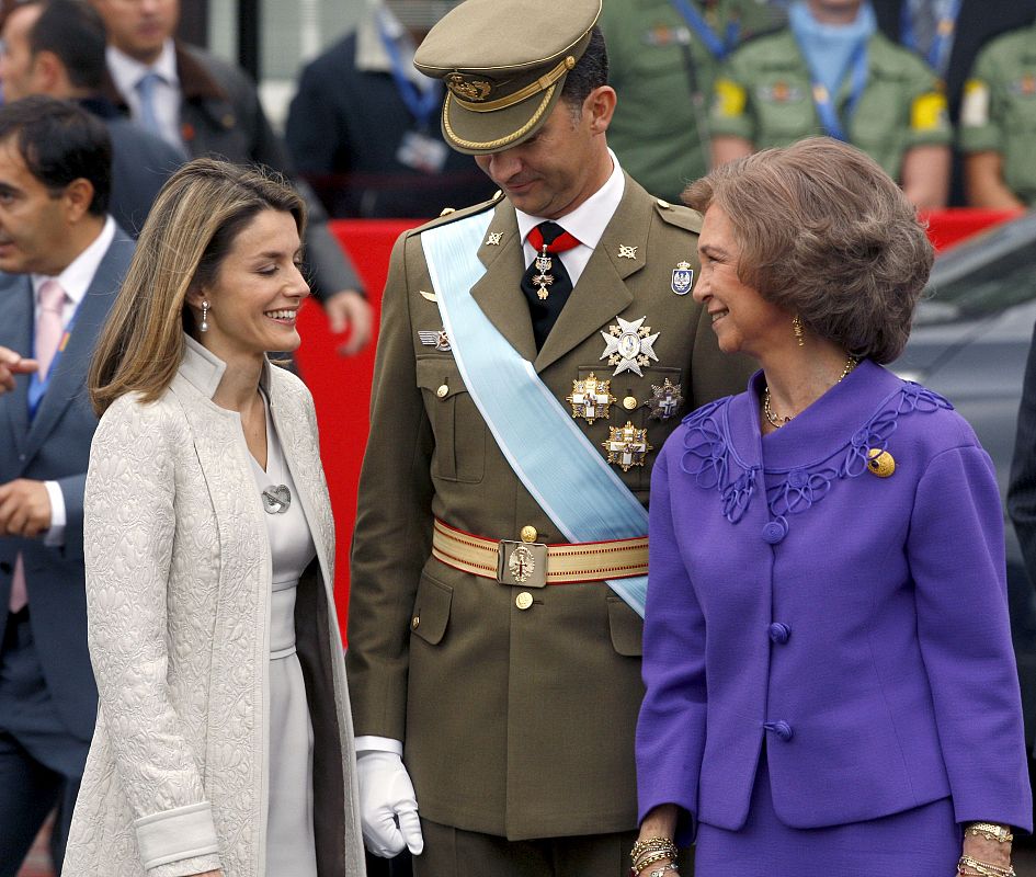 La Reina Doña Sofía, momentos antes del inicio del tradicional desfile militar que tuvo lugar hoy en el paseo de la Castellana de Madrid con motivo de la celebración de la Fiesta Nacional.