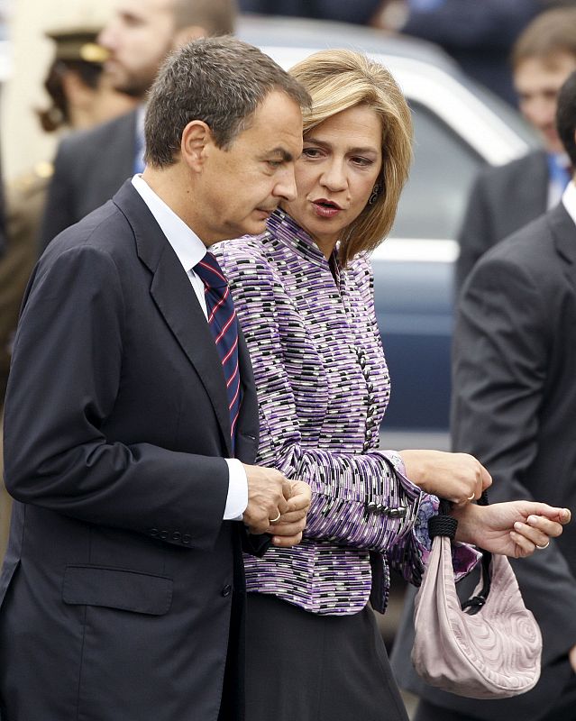 La infanta Cristina y el presidente del Gobierno, José Luis Rodríguez Zapatero, a su llegada a la Plaza de Colón, donde los Reyes han presidido hoy el desfile militar de la Fiesta Nacional.