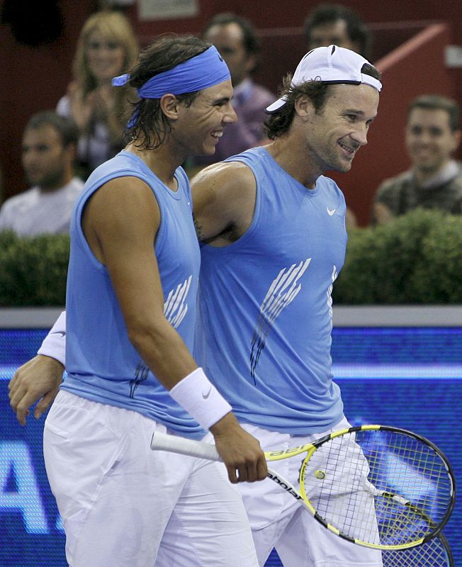 Los tenistas españoles Rafael Nadal y Carlos Moyá durante su partido contra los estadounidenses James Blake y Mardy Fish.