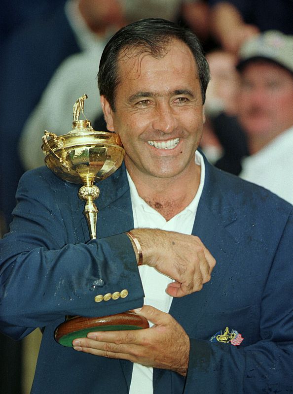 Severiano Ballesteros sostiene la Ryder Cup en 1997 tras ganarla
