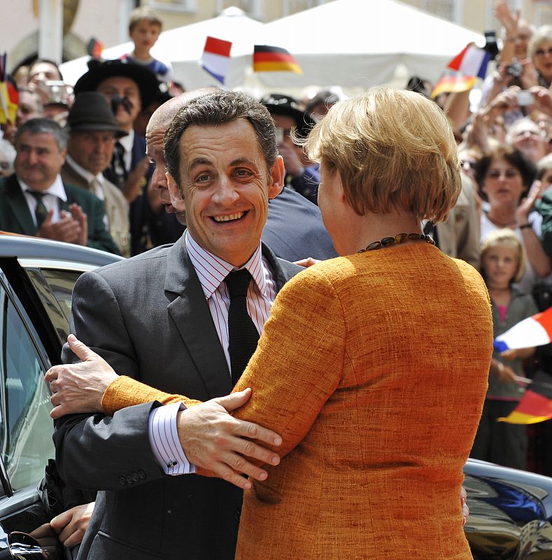 Bienvenida de Merkel a Sarkozy a la cumbre de Straubing, Alemania. Junio de 2008.