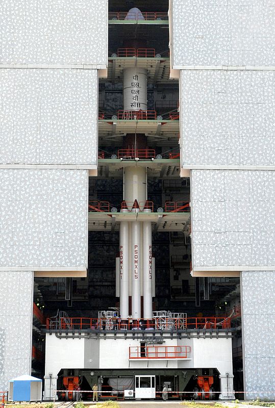 El cohete indio PSLV-C11 antes de salir para la Luna. La India envía a la Luna su primer vehículo y en 2014 quiere enviar a su primer astronauta.