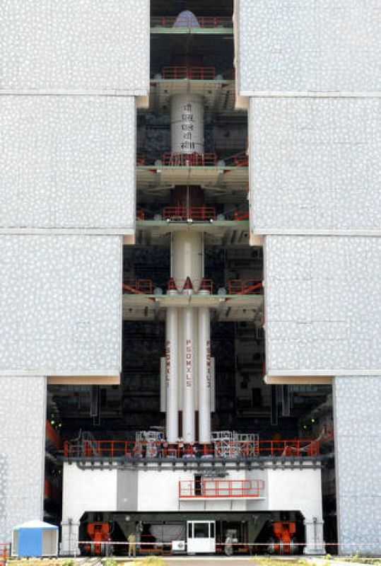 El cohete indio PSLV-C11 antes de salir para la Luna. La India envía a la Luna su primer vehículo y en 2014 quiere enviar a su primer astronauta.