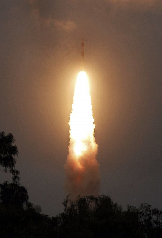 Lanzamiento del PSLV C-11 llevando el primer vehículo indio a la Luna.