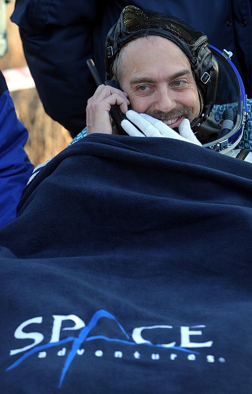 El turista espacial y multimillonario estadounidense Richard Garriot, tras aterrizar a bordo de la nave Soyuz en Kazajstán.