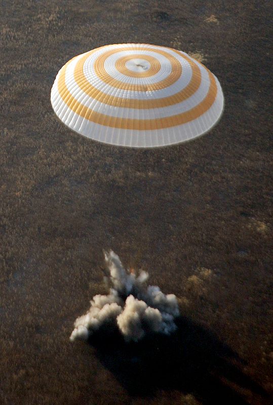 La cápsula rusa Soyuz ha aterrizado en la Tierra, en concreto en Kazajstán, llevando a dos tripulantes rusos y al sexto turista espacial, el estadounidense, Richard Garriott.