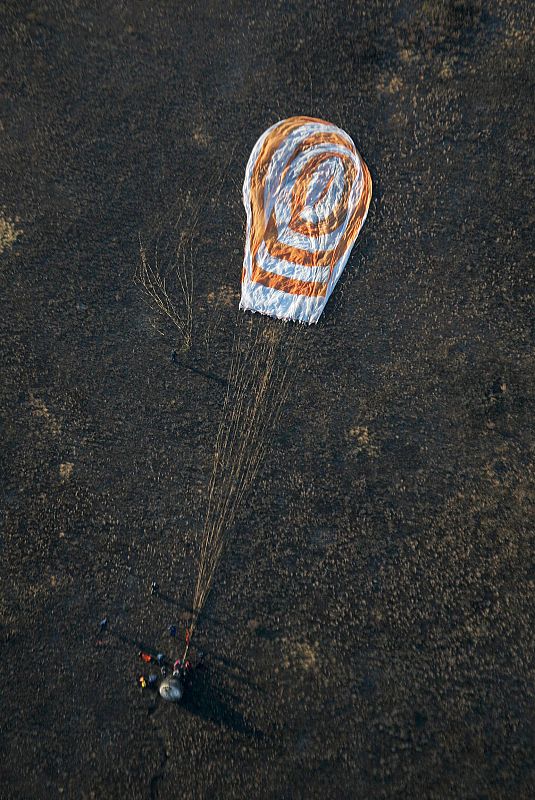 La cápsula rusa Soyuz ha aterrizado en la Tierra, en concreto en Kazajstán, llevando a dos tripulantes rusos y al sexto turista espacial, el estadounidense, Richard Garriott.