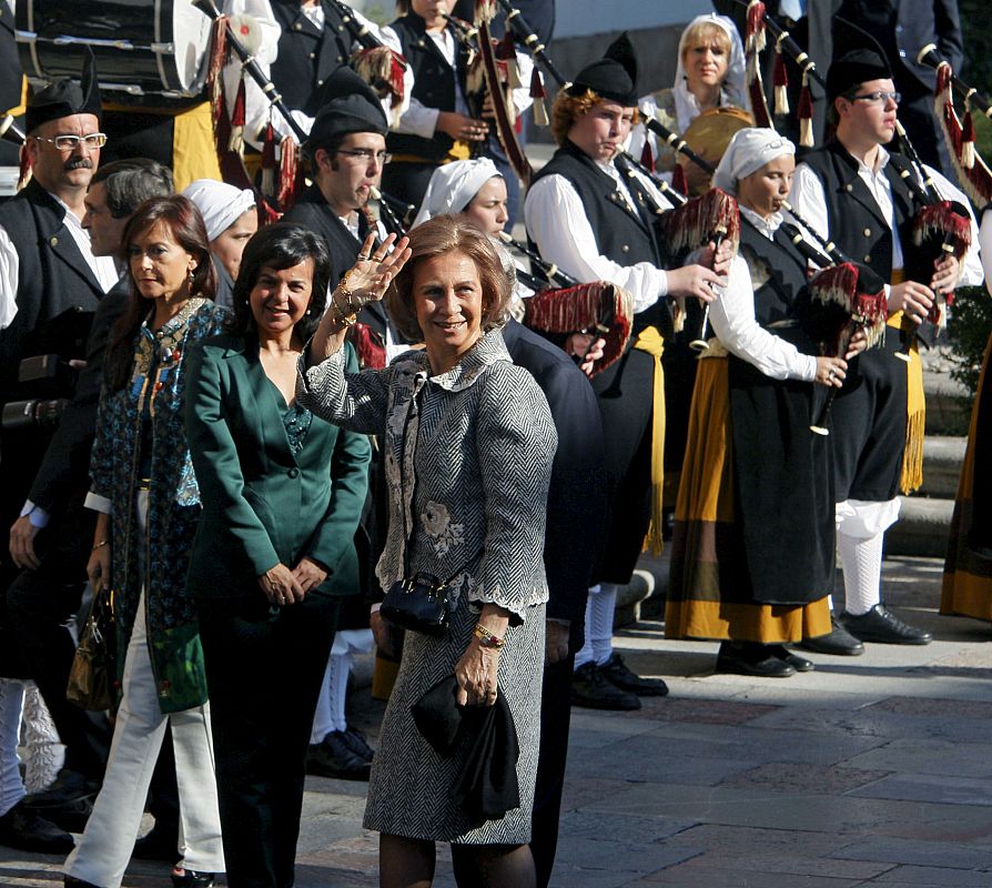 La Reina Sofia saluda a su llegada a Oviedo.