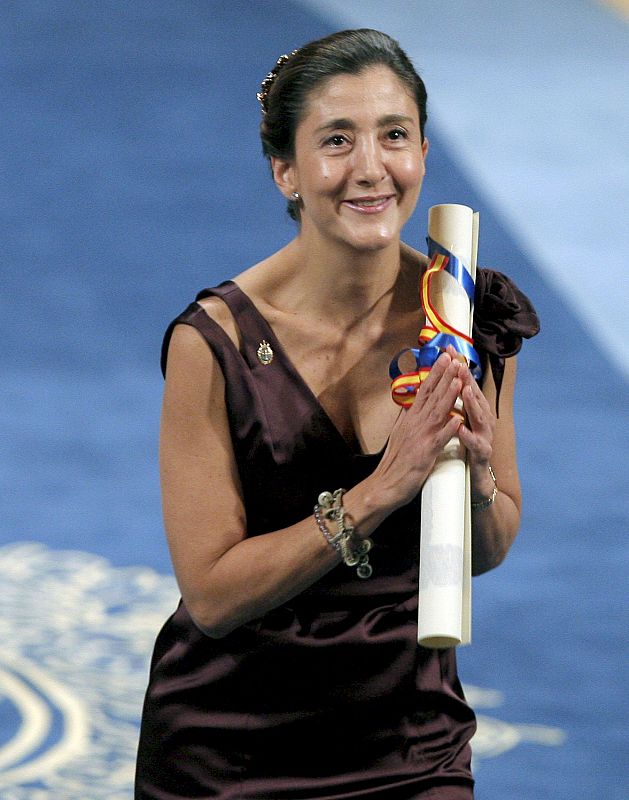 La política franco-colombiana Ingrid Betancourt, tras recibir de manos del Príncipe Felipe el Premio Príncipe de Asturias de la Concordia.