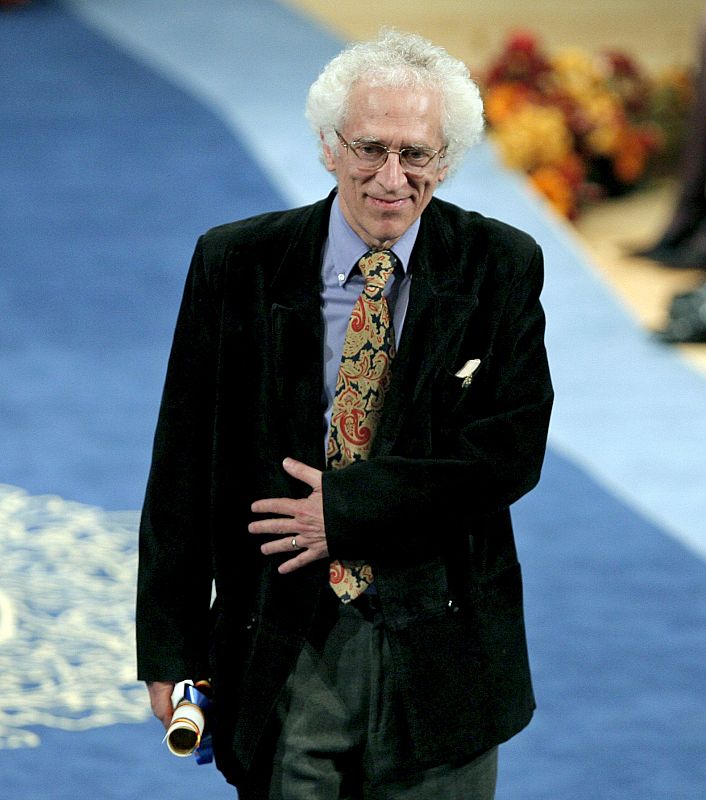 El semiólogo e historiador francés de origen búlgaro, Tzvetan Todorov, agradece su galardón.