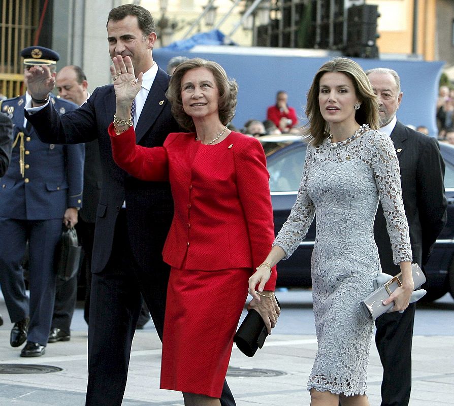 La Reina Sofía, acompañada por los Príncipes Felipe y Letizia a su llegada al Teatro Campoamor de Oviedo.