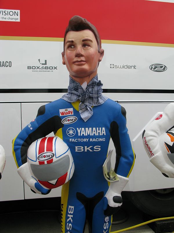 Que coqueto es el ninot de Toseland, como se cuida el tupé.