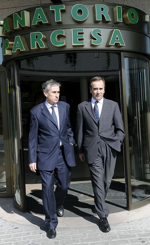 El portavoz del PSOE en el Congreso, José Antonio Alonso (d), junto al secretario general del grupo socialista, Ramón Jáuregui (i), han acompañado a la familia de Cuevas (27/10/08).