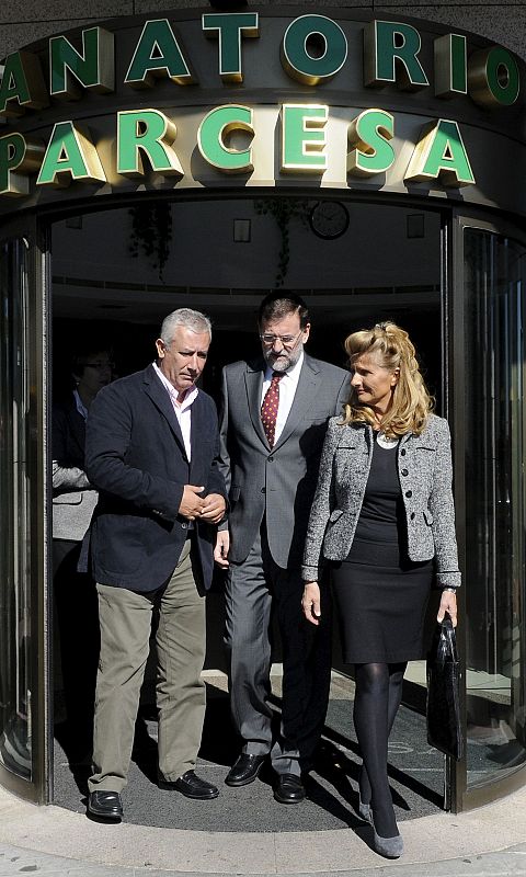 Los dirigentes del PP también han querido dar su último adiós a Cuevas. El líder del PP, Mariano Rajoy (c), junto al vicesecretario de Política Local y Autonómica del PP, Javier Arenas (i), y la consejera de Estado Isabel Tocino.