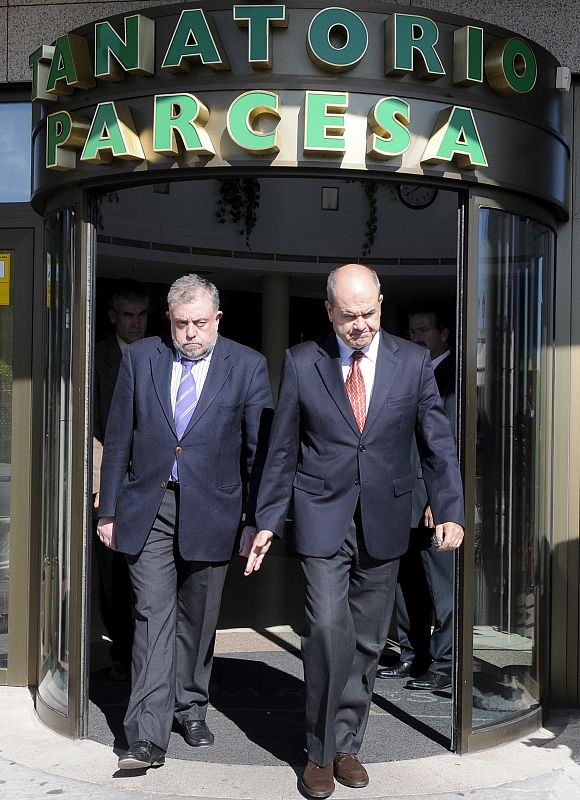 Algunos dirigentes autonómicos también han acudido al Tanatorio de Tres Cantos, como el presidente de la Junta de Andalucía, Manuel Chaves (d), acompañado del secretario de Estado de la Seguridad Social, Octavio Granado (i) (27/10/08).