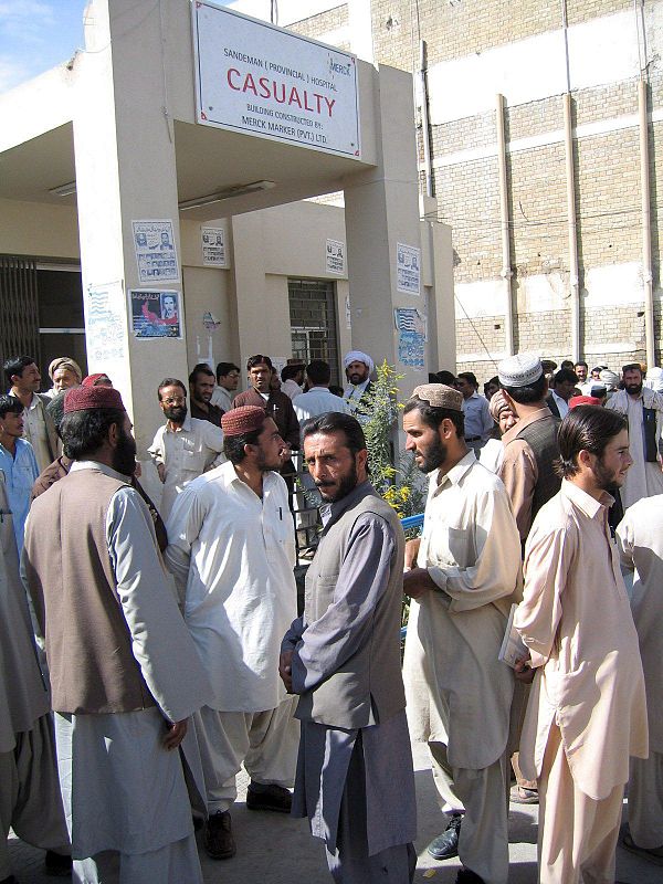 Familiares esperan a las puertas de un hospital la llegada de los cadáveres de las víctimas del terremoto.