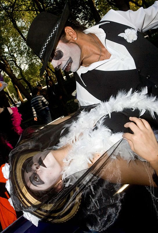 Ciudadanos disfrazados de la muerte desfilan en Ciudad de México