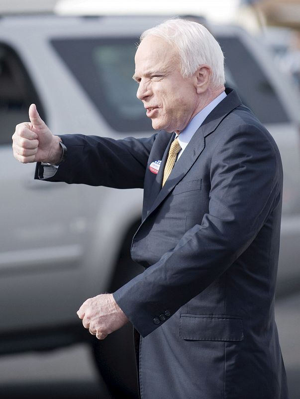 El candidato del partido republicano a la presidencia John McCain saluda a sus seguidores a su llegada para votar en una iglesia metodista en Phoenix.