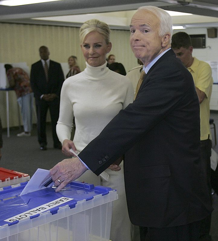 El candidato republicano, John McCain, introduce su papeleta, junto a su esposa, Cindy.