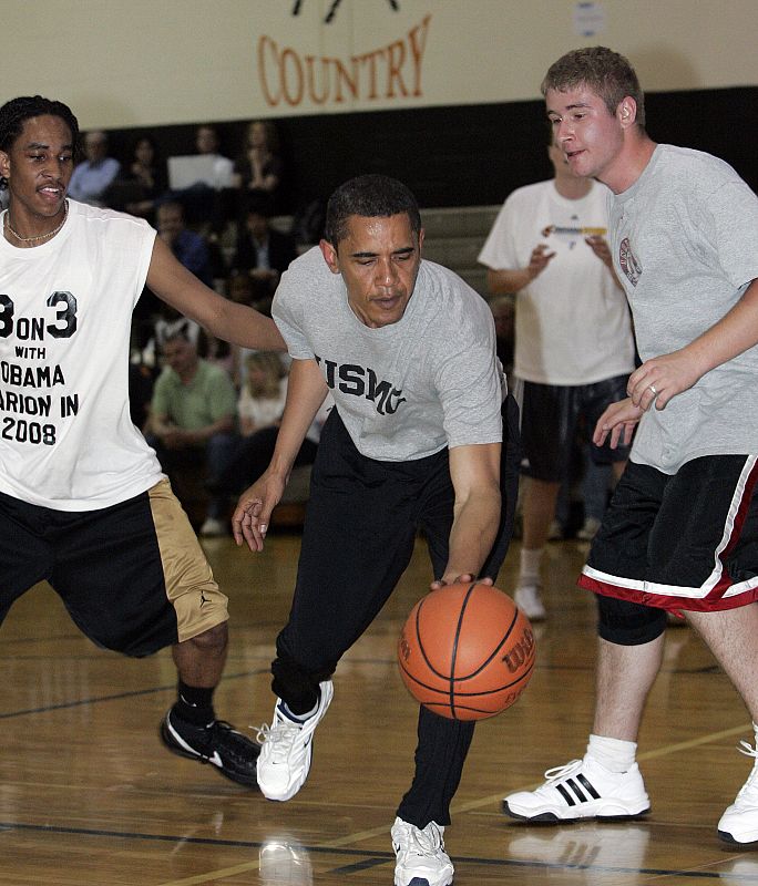 Barack Obama jugando al baloncesto durante un alto en la campaña en Kokomo.
