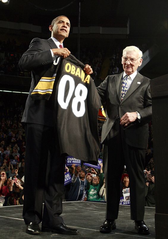 El candidato demócrata agarra el jersey del equipo de fútbol americano de los Pittsburgh Steelers.gn rally in Pennsylvania