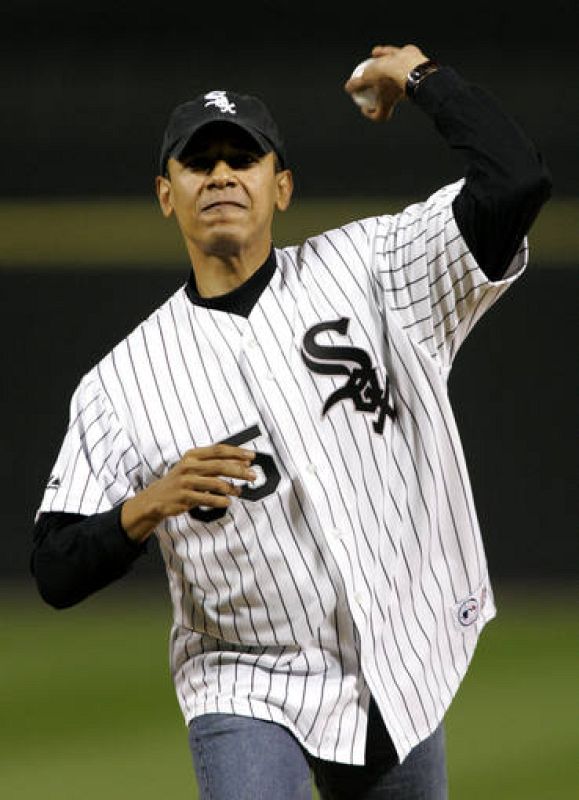 El senador de Illinois hace el primer lanzamiento antes del partido entre los White Sox y Los Angeles en Chicago.