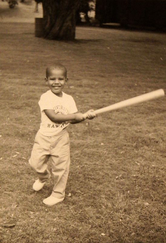 El Presidente de los Estados Unidos, Barack Obama, jugando al beisbol durante su niñez.