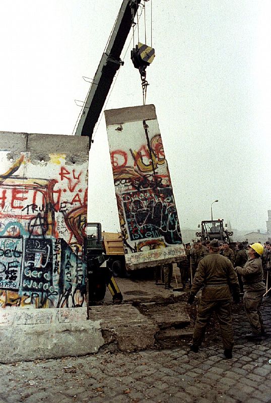 Tareas de demolición del Muro de Berlín.