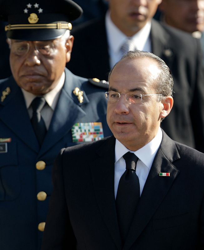 Mexico's President Calderon and Secretary of Defense Galvan arrive at a ceremony honoring Interior Minister Mourino in Mexico City