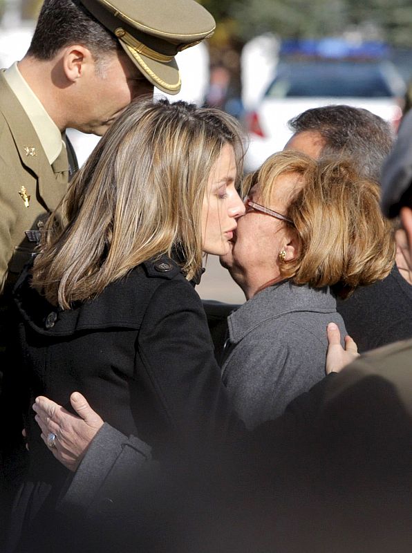 Los Príncipes de Asturias consuelan a los familiares de los militares españoles fallecidos el pasado domingo en un ataque suicida en Afganistán, Rubén Alonso Ríos y a Juan Andrés Suárez García, durante el funeral de Estado celebrado este lunes en la