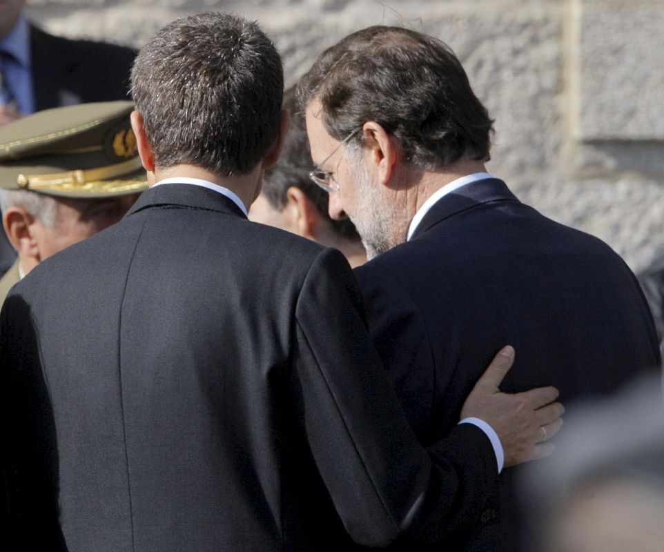 El presidente del Gobierno, José Luis Rodríguez Zapatero , saluda al presidente del PP, Mariano Rajoy, tras el funeral.