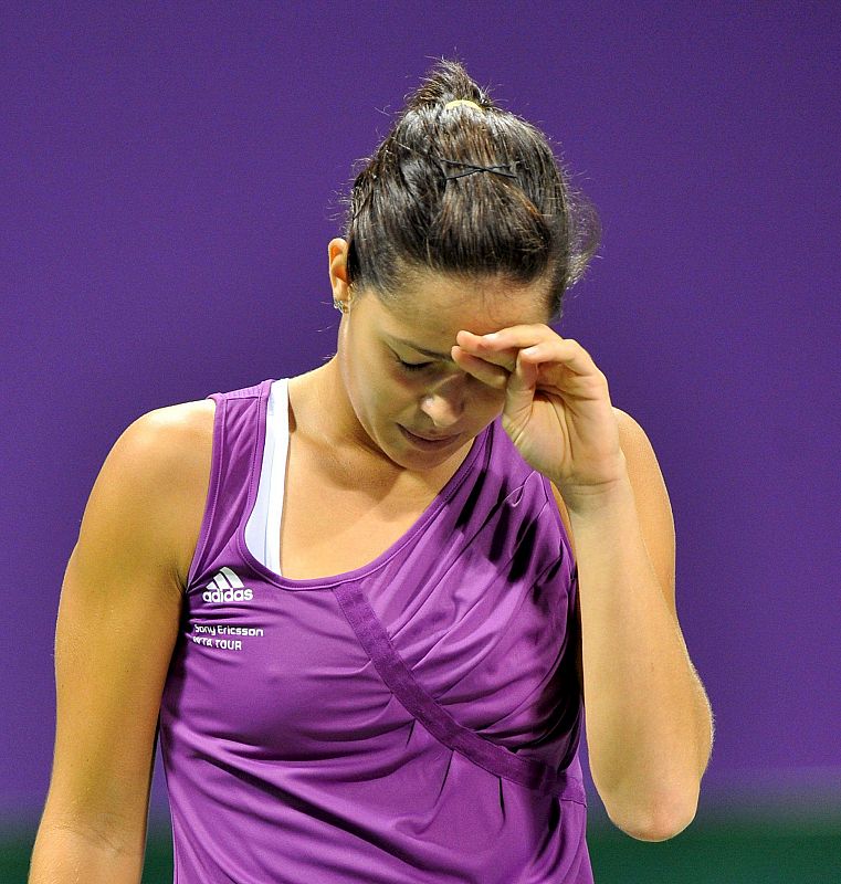 Ana Ivanovic lamenta perder un punto ante la rusa Vera Zvonareva.